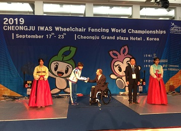 Флаг Чемпионата мира по фехтованию на колясках IWAS передан России, как принимающей стране следующего Чемпионата