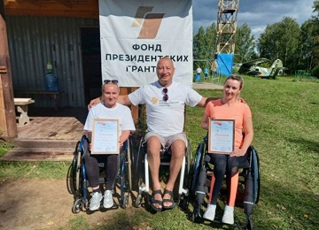 Люди с инвалидностью прыгают с парашютом в Нижегородской области