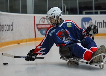 Призер Паралимпиады тренирует юных сахалинских следж-хоккеистов