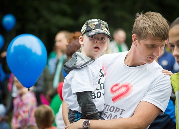 Люди с синдромом Дауна участвуют в благотворительном забеге «Спорт во благо» 