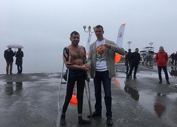 Спортсмен-инвалид попал в серьезное ДТП во Владивостоке и скрыл травмы, чтобы переплыть Амурский залив