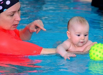 Больные дети начинают ходить, научившись плавать