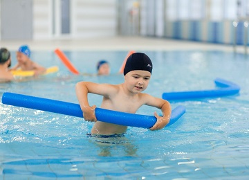 Укрепить тело и преодолеть себя. Детей с особенностями развития научат плаванию в Балашихе