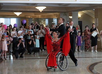 Развернуть колесо – и на сцену. Чем живут белорусские танцы на колясках