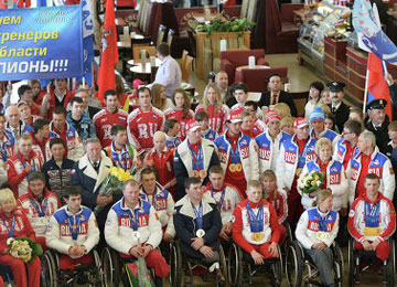 Российские паралимпийцы прилетели в Москву из Сочи