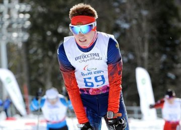 Российские лыжники заняли весь пьедестал почета в гонке на 10 км свободным стилем в категории "стоя"
