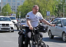 Необычный велосипедист приехал во Владивосток