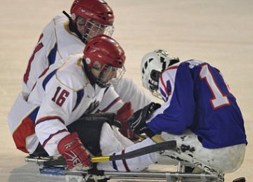 Россияне проиграли норвежцам на старте турнира по следж-хоккею в Сочи