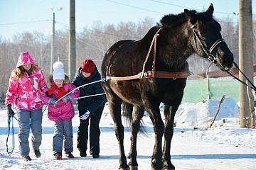 Как лошади помогают особенным детям впервые заговорить, встать на лыжи и побеждать на соревнованиях