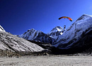 Французский инвалид Марк Копп совершил прыжок с парашютом на Эверест